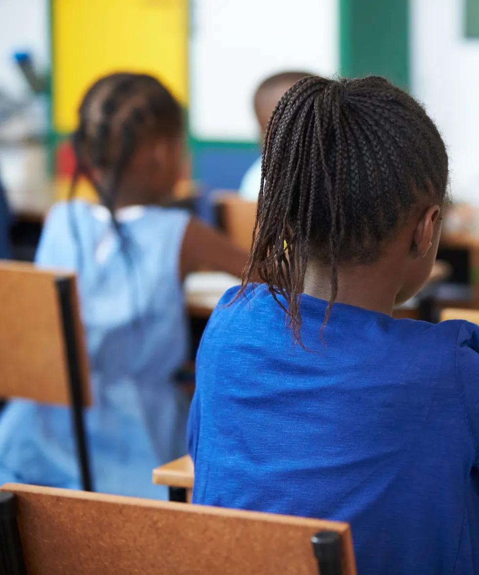 Petite fille de dos dans une classe