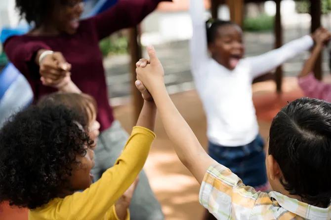 Enfants qui font la ronde