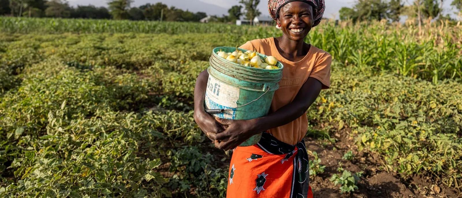 Femme dans un champ souriant