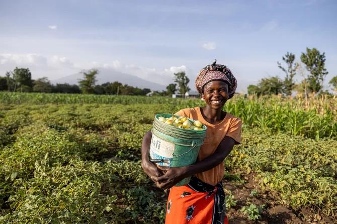 Femme dans un champ souriant