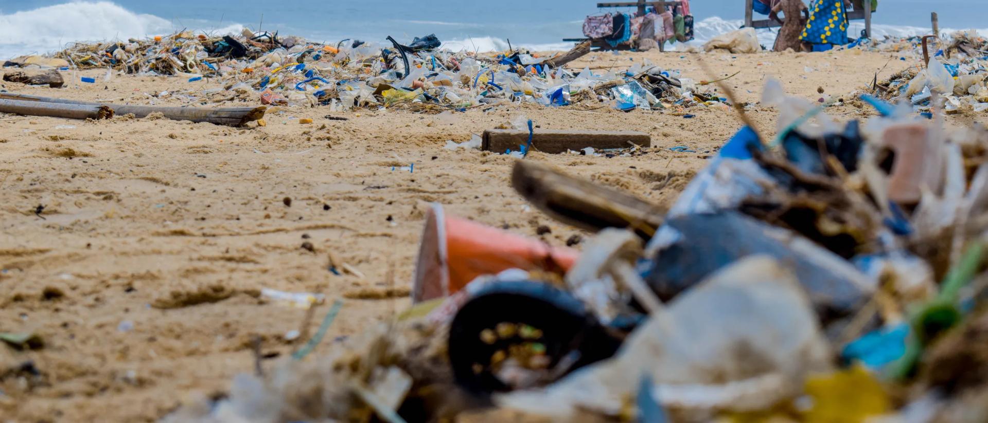 Plage jonchée de déchets au Sénégal