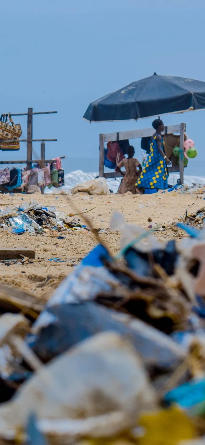 Plage jonchée de déchets au Sénégal