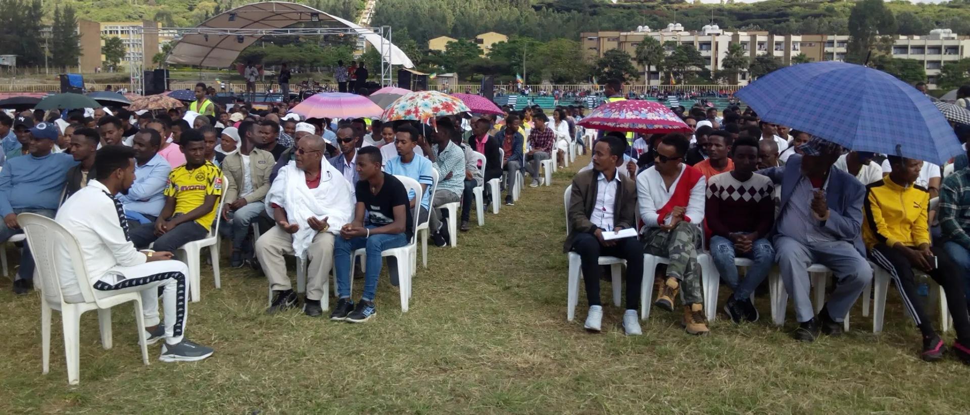 Etudiants et familles d'accueil assis sur des chaises