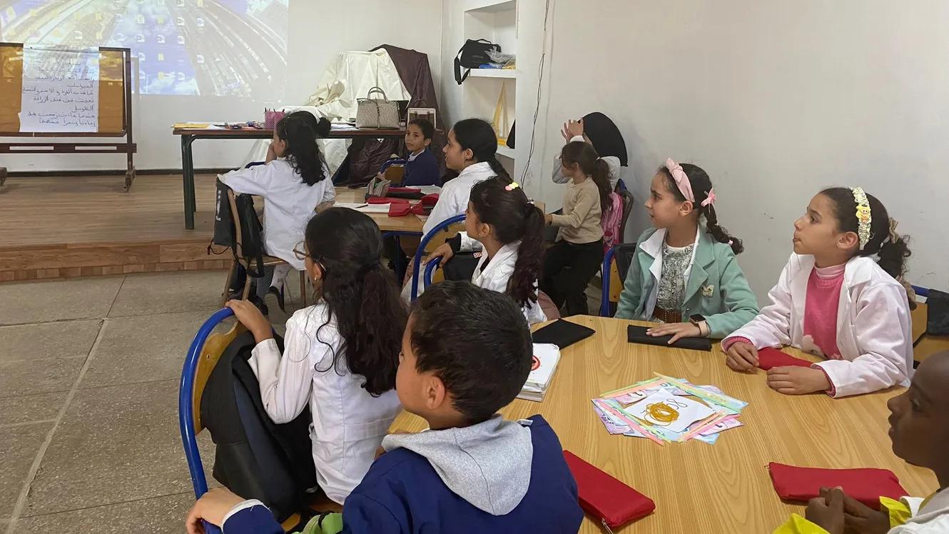 Enfants dans une salle de classe