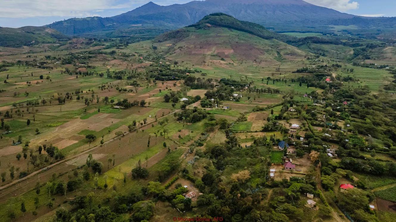 Paysage en Tanzanie avec des montagnes et des champs