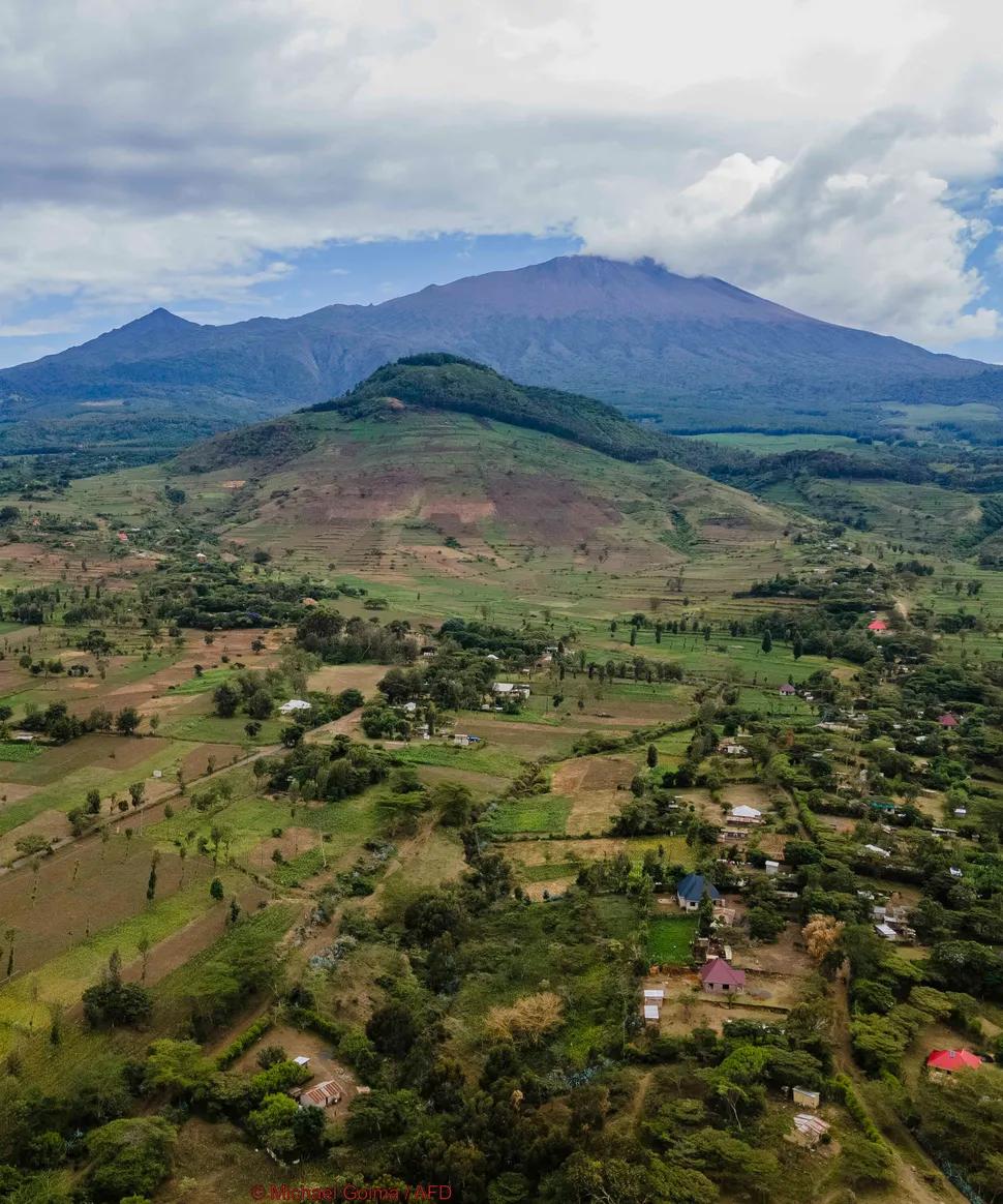 Paysage en Tanzanie avec des montagnes et des champs