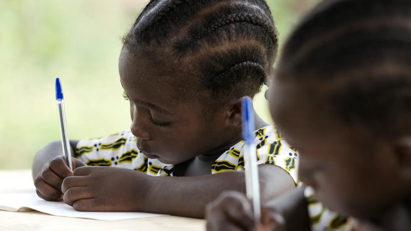 Enfants qui écrivent sur un cahier