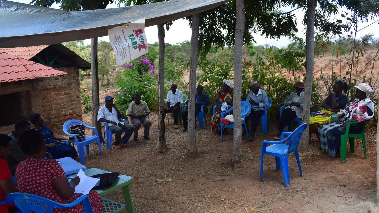Une équipe de recherche qui discutent avec des cultivateurs de coton