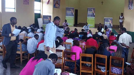Des enseignants et des élèves dans une salle de classe au Rwanda